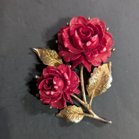 Vintage Red Rose Floral Brooch Gold Toned Metal With Textured Leaves - Picture 4 of 8